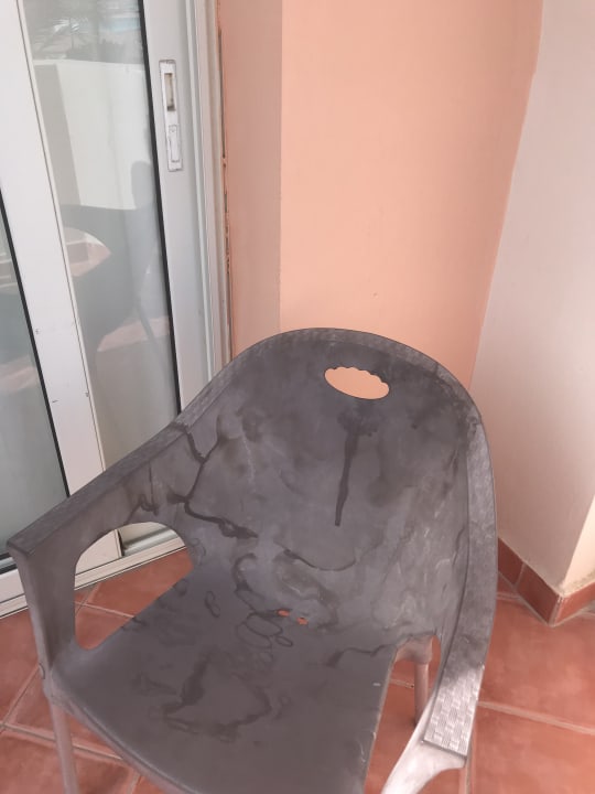 Stuhl auf Balkon Three Corners Sea Beach Resort