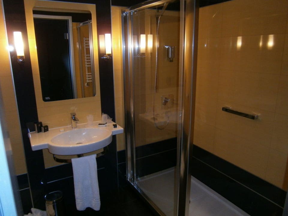 Bad/ Dusche des Zimmers Silver Hotel & Gokart Center