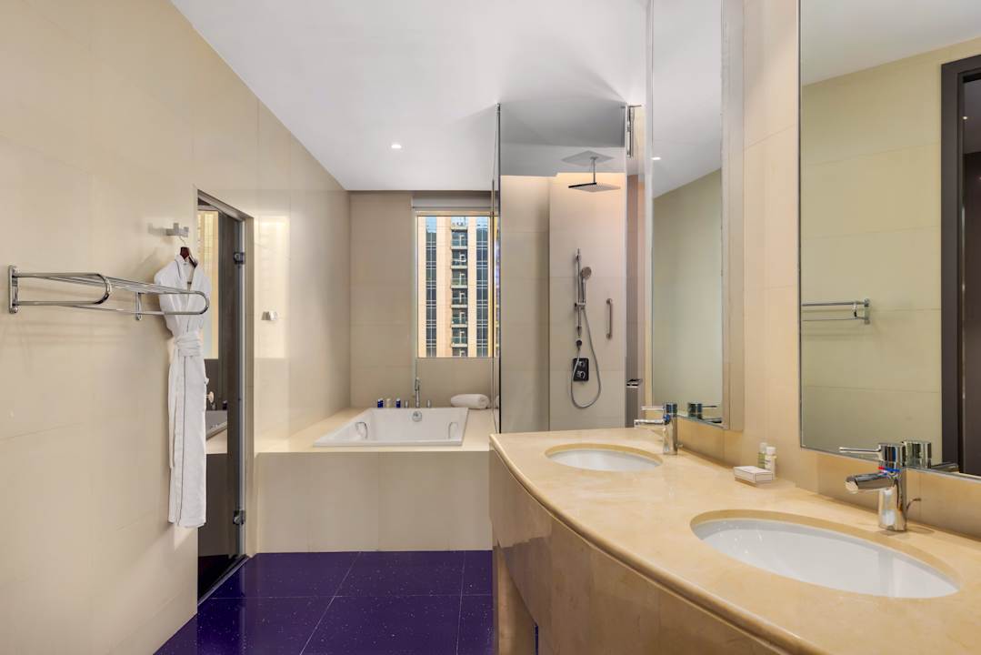 Zimmer V Hotel Dubai, Curio Collection by Hilton