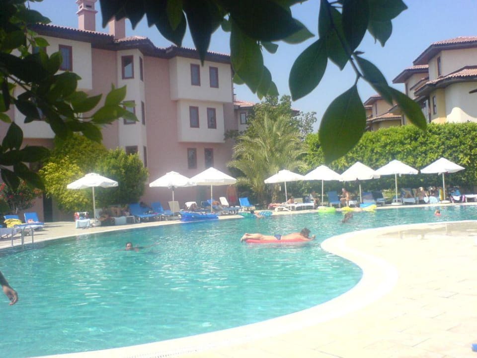 Kleiner Pool mit Wohnungen im Hintergrund Club Grand Side
