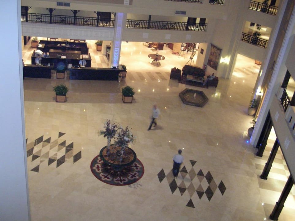 Die Lobby von oben bei den Aufzügen Steigenberger ALDAU Beach Hotel