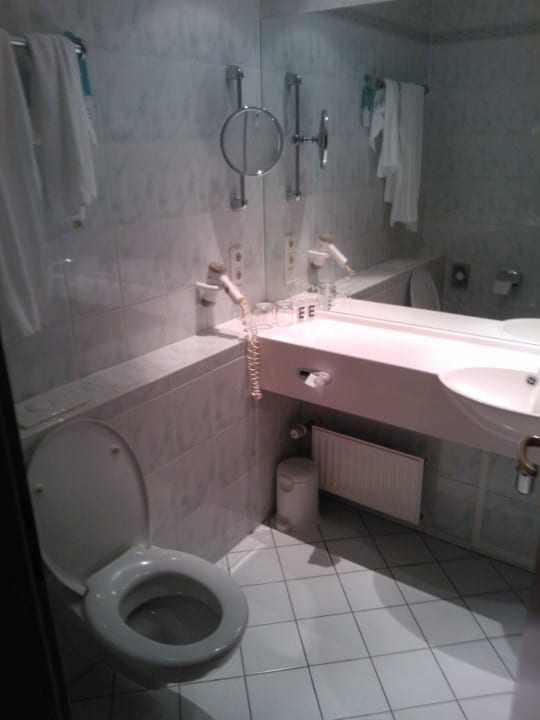 Badezimmer mit allen Annehmlichkeiten Dorint Hotel Leipzig