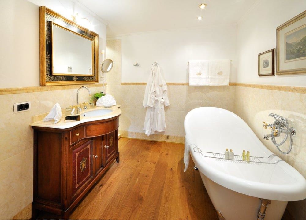 Badezimmer einer Schloss-Suite Schloss Hotel Korb