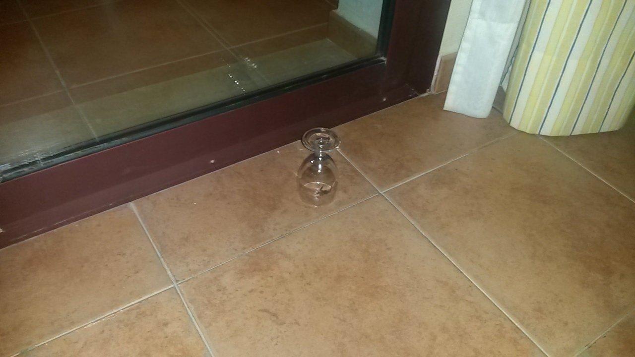 Gefangene Kakerlake im Zimmer Alua Suites Fuerteventura