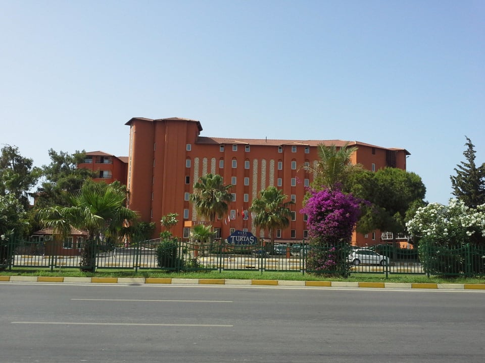 Das Hotel von der Straße aus Club Turtas Beach Hotel