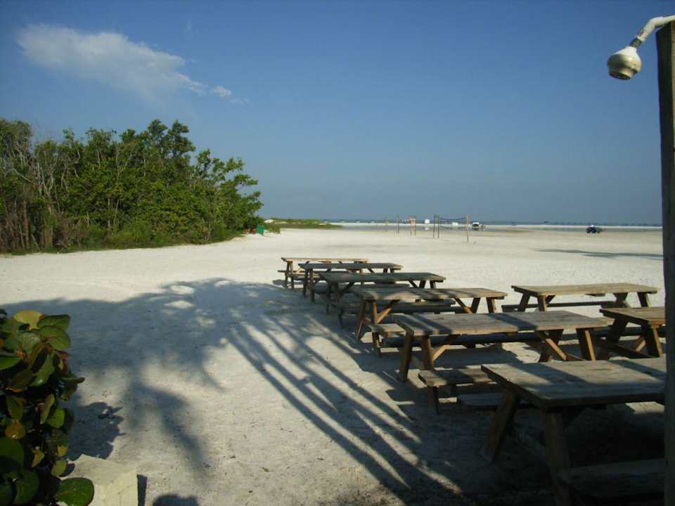 langer und breiter strand direkt am hotel Wyndham Garden Hotel Fort Myers Beach