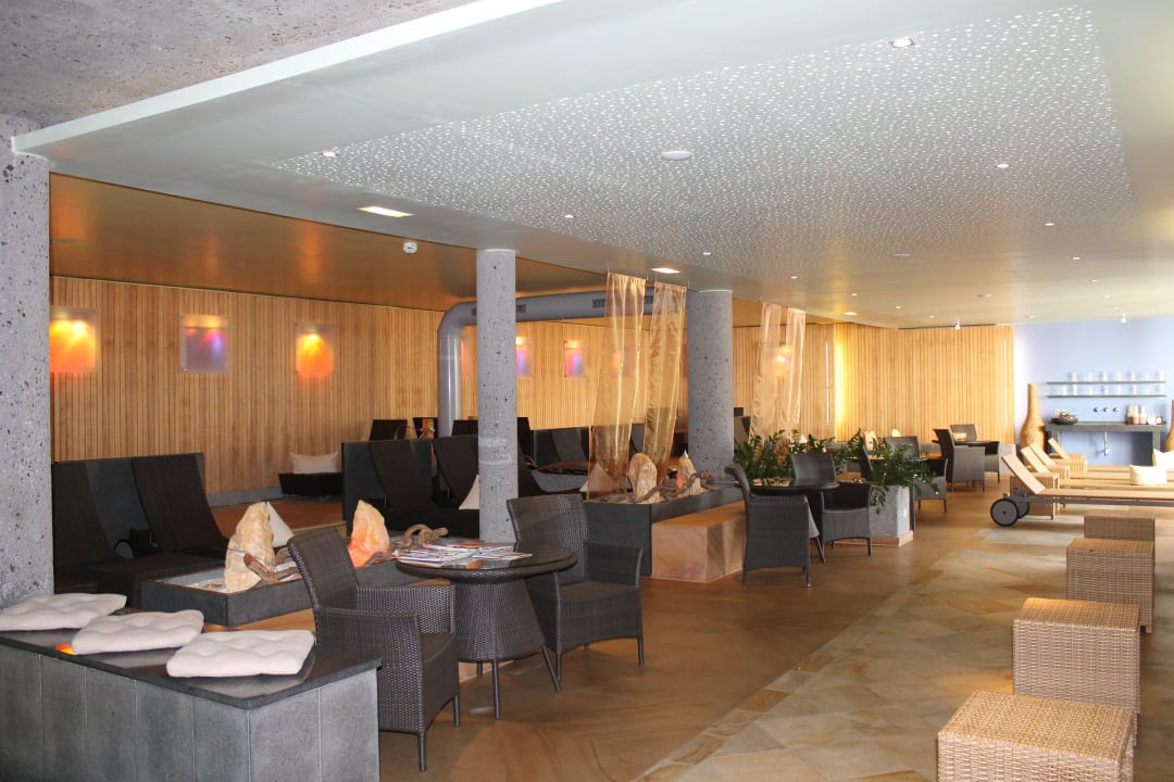 Liegebereich beim innenpool Hotel Andy