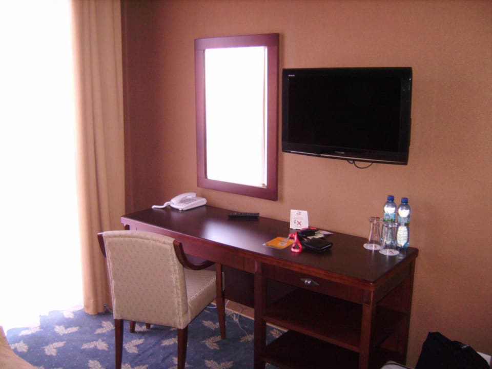 Schreibtisch mit einzigem Stuhl Hotel Rad