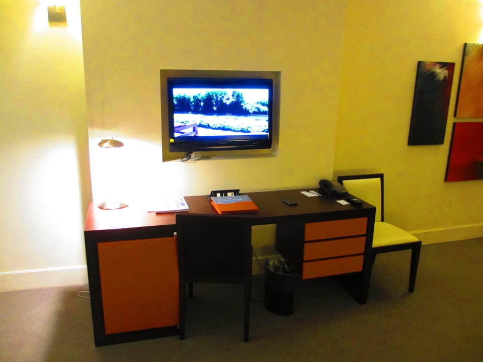TV Hotel The Carlton Savannah