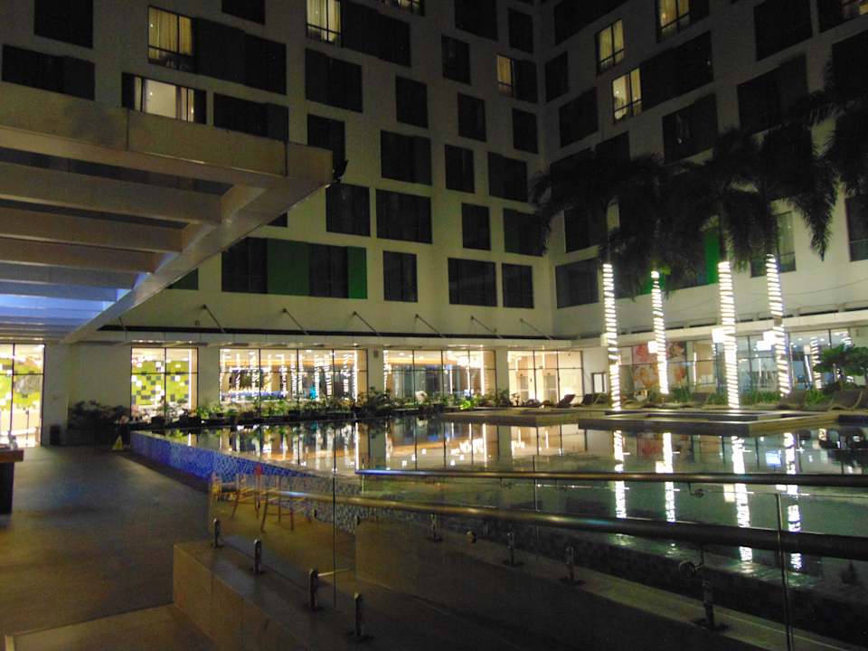 Pool Holiday Inn & Suites Saigon Airport