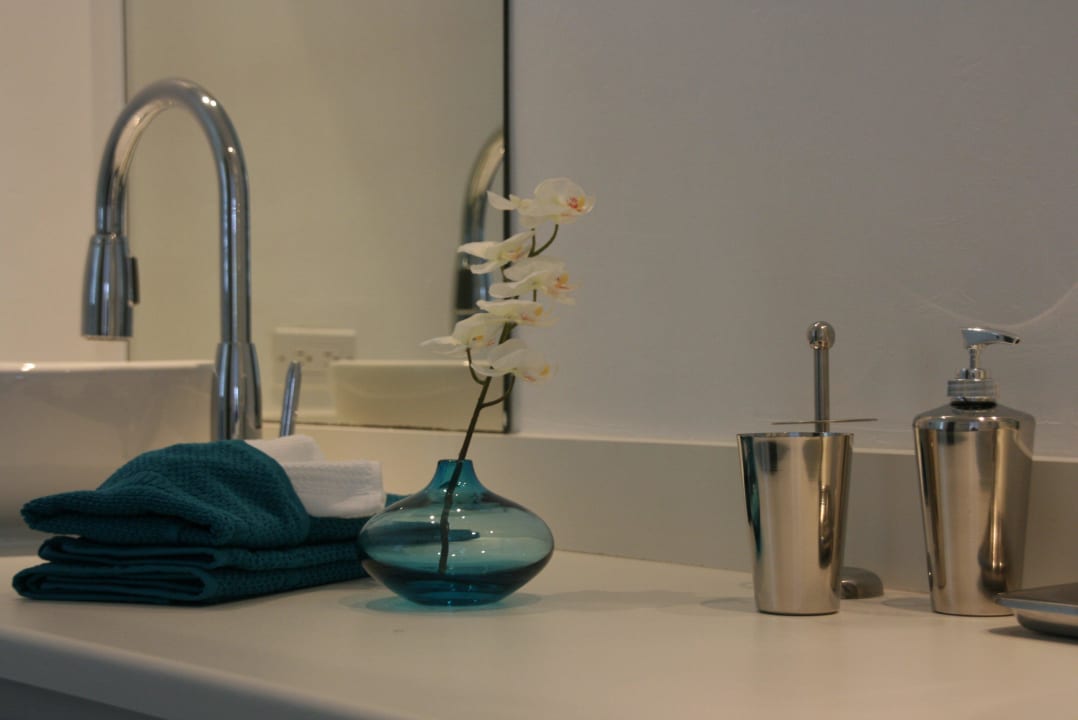 Beide Badezimmer - sehr modern Loft-Stil Villa The Illoura