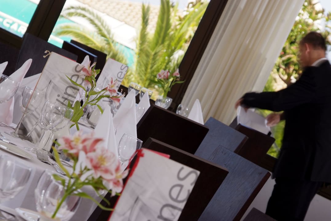 Service im Speisesaal Hotel & Spa S'Entrador Playa