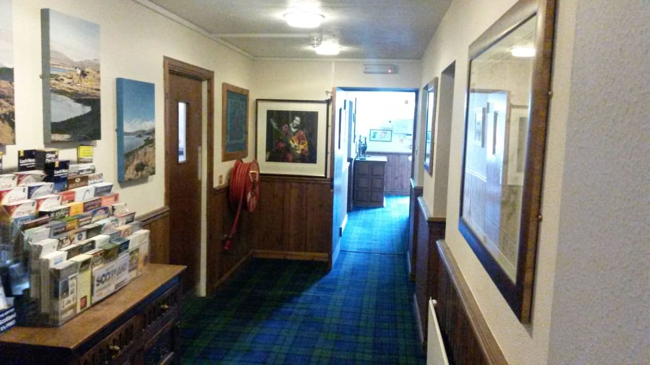 Flur zur Rezeption und Frühstücksraum The Strathcarron Hotel