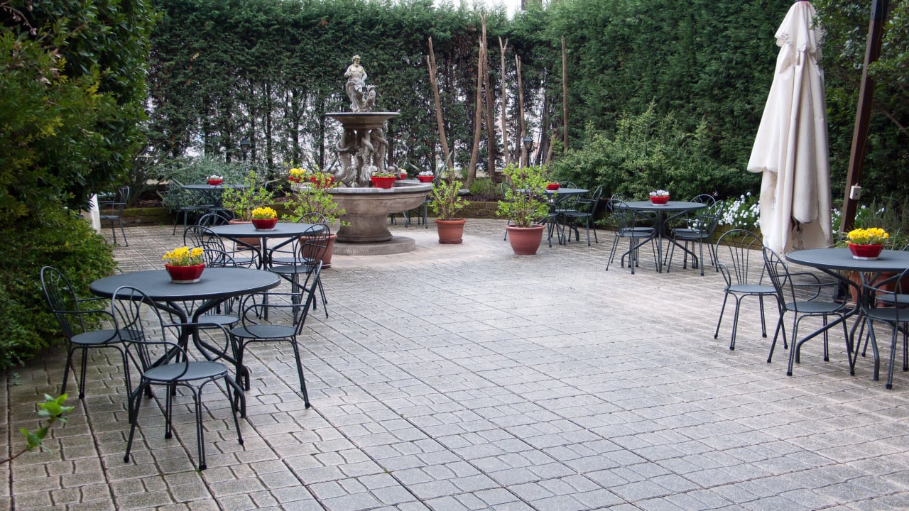 Garten vor dem Hoteleingang Hotel Belle Arti