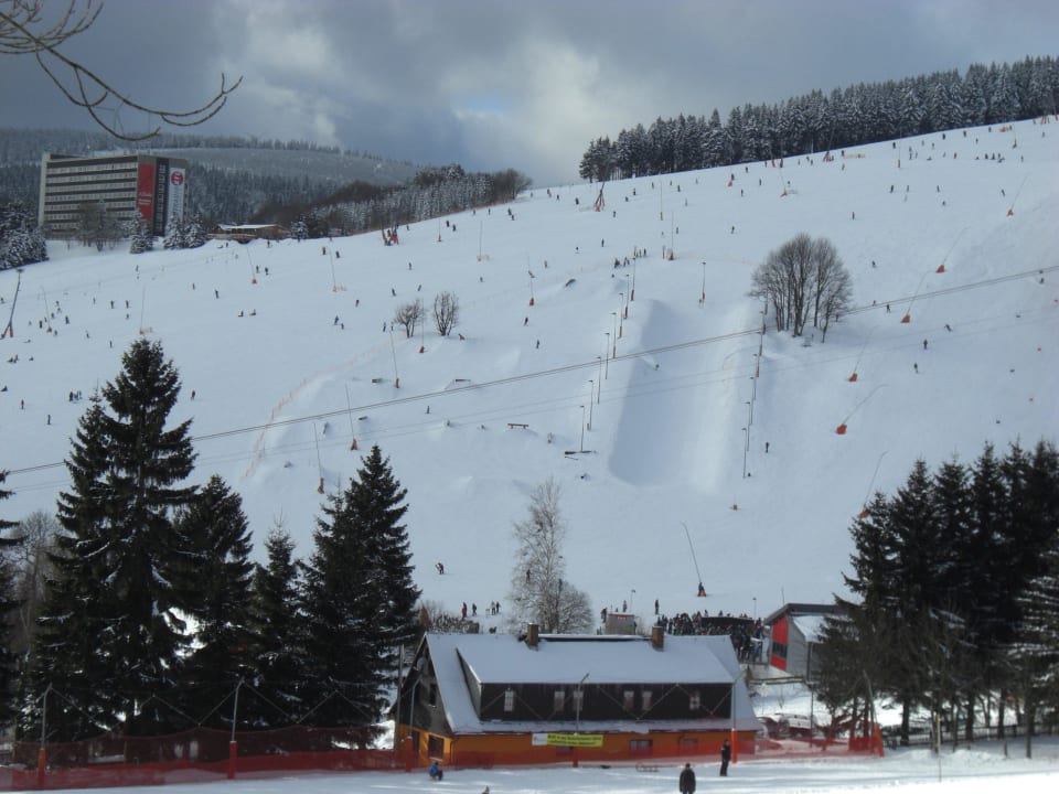 Blick vom Rodelhang zum Hotel AHORN Hotel Am Fichtelberg