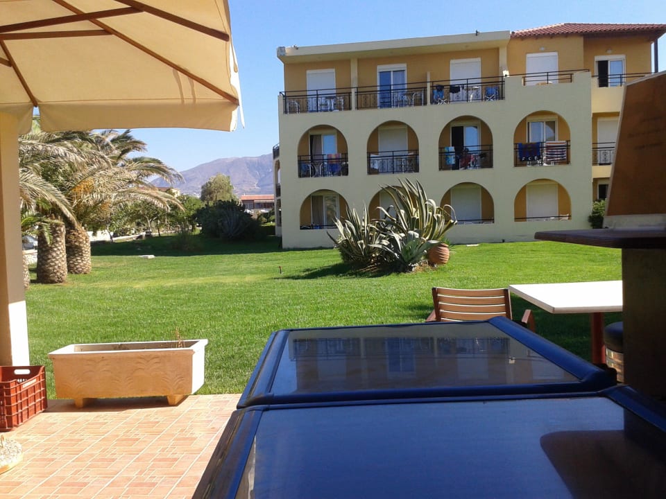 Blick von Beachbar zur Hotelanlage Vantaris Luxury Beach Resort