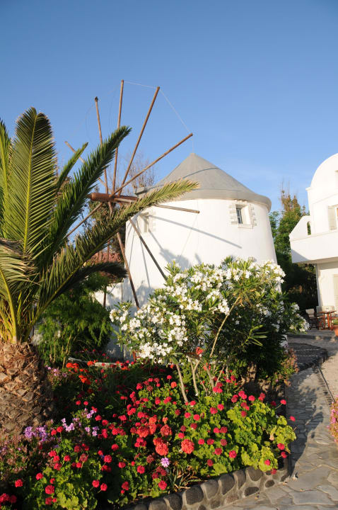 Certaines chambre sont au-dessus de ces moulins  Mediterranean Beach