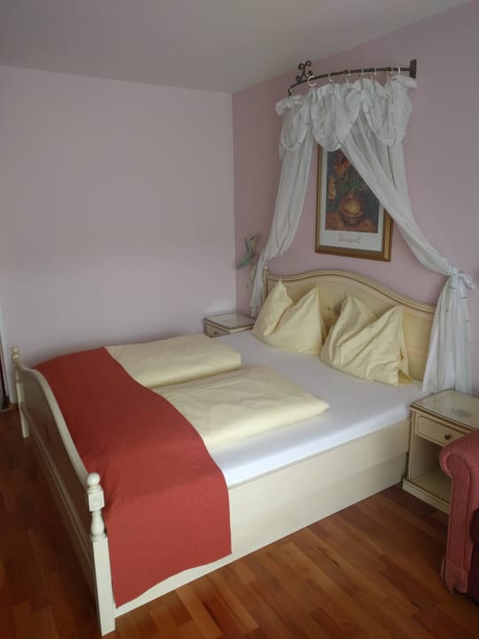 Geräumiges Bett mit für mich zu harte Matratzen Schlössl Hotel Kindl