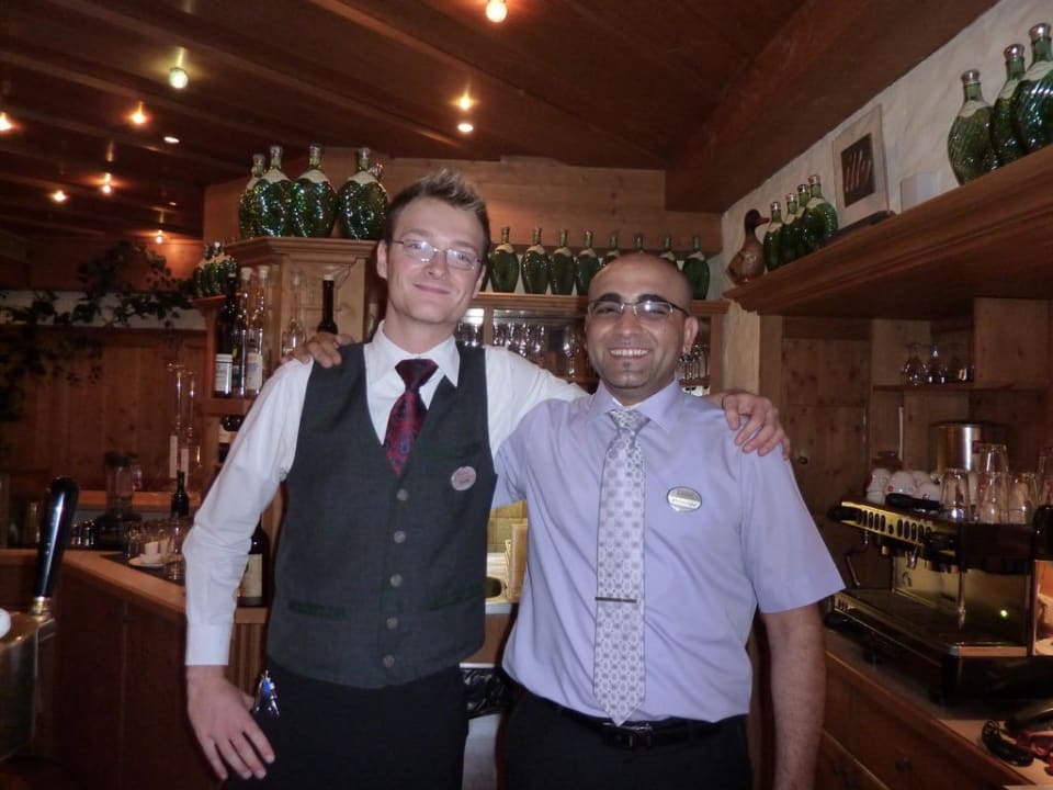 Barchef mit seinem Assistenten Hotel Alpin Spa Tuxerhof