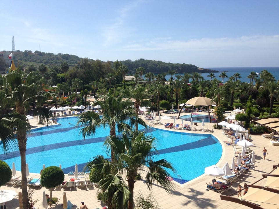 Blick vom Hotel Richtung Pool und Strand Saphir Resort & Spa
