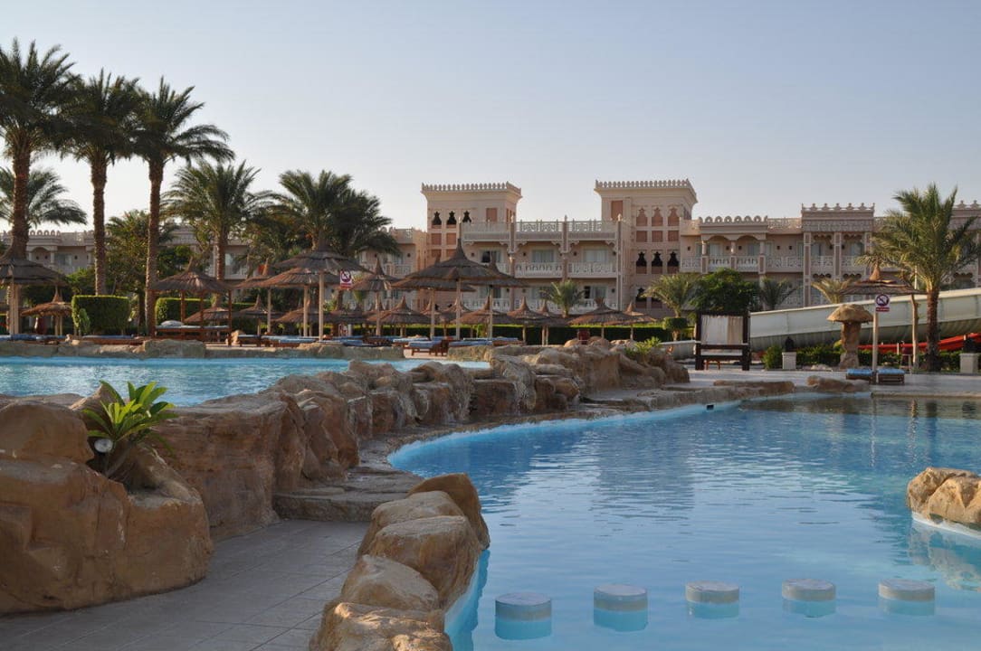 Poolanlage innerhalb der Hotelanlage Beach Albatros Resort