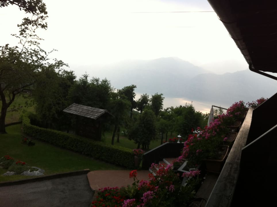 Blick vom Balkon auf den Garten und den Gardasee Hotel Querceto Wellness & Spa - Garda Lake Collection