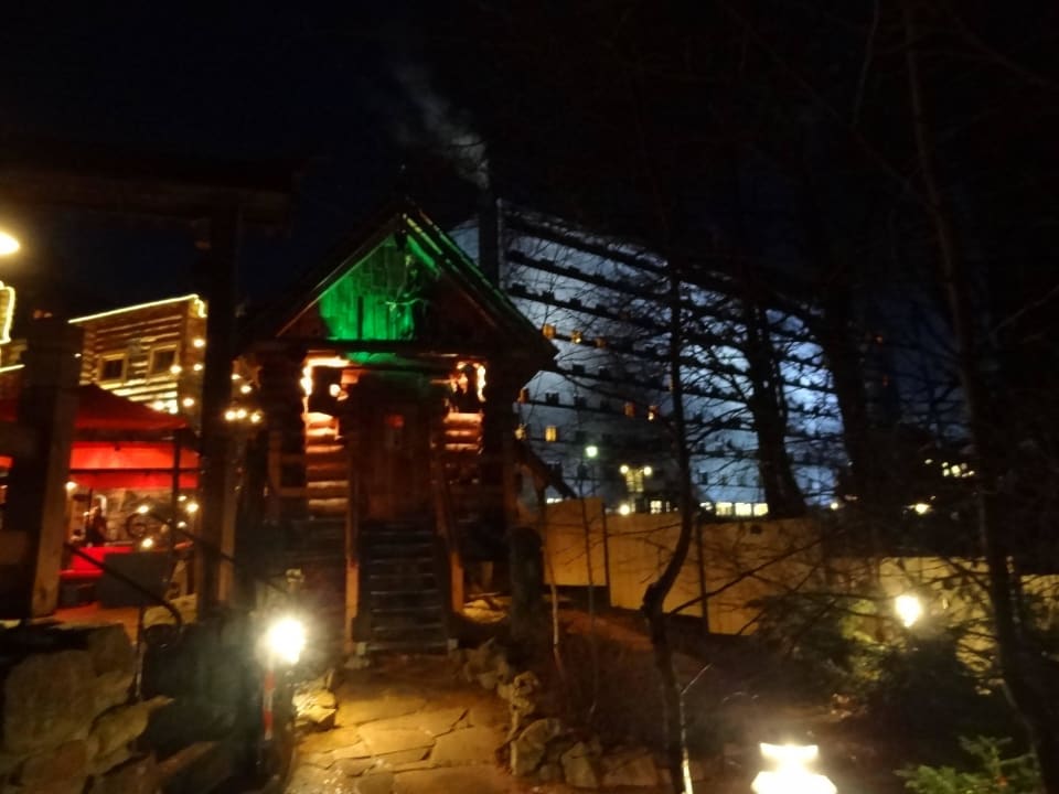 Hotel und Hühnerfußbanja bei Nacht Hotel Am Bühl
