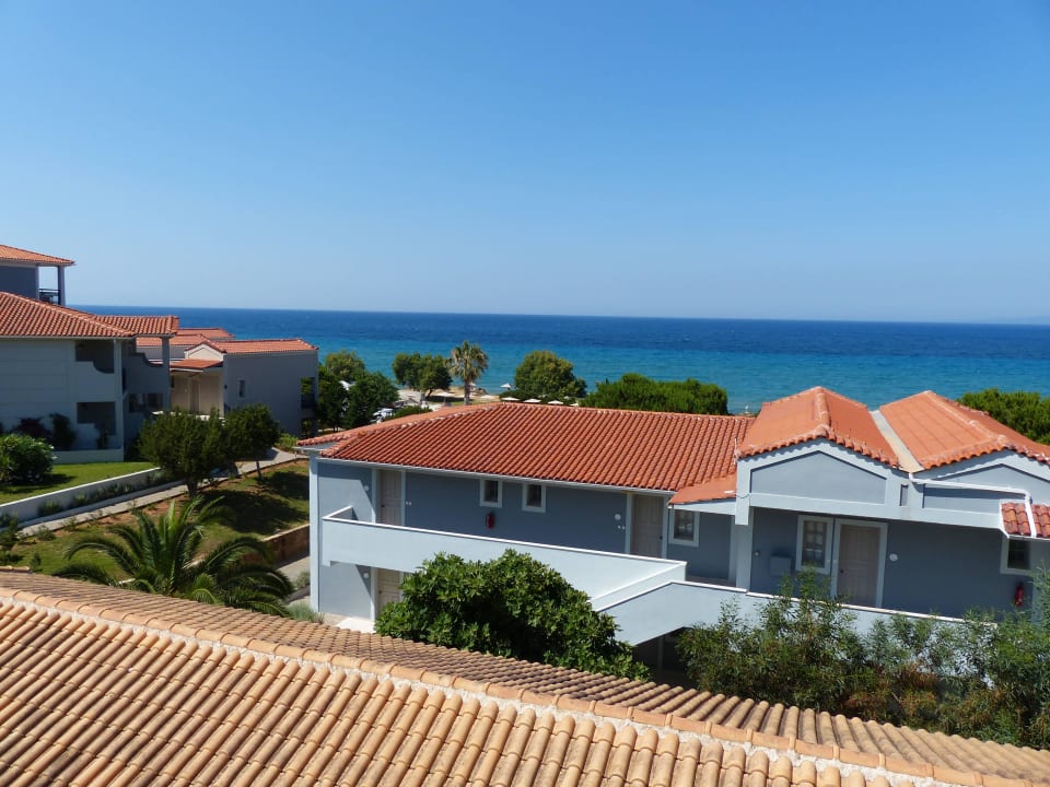 Blick auf die Anlage und das Meer vom Balkon The Bay Hotel & Suites