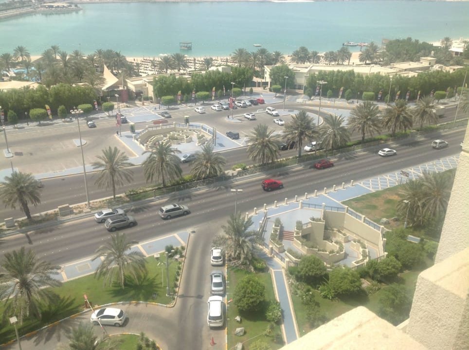 Aus dem Zimmer Richtung Meer und Beach Club Radisson Blu Hotel & Resort Abu Dhabi Corniche