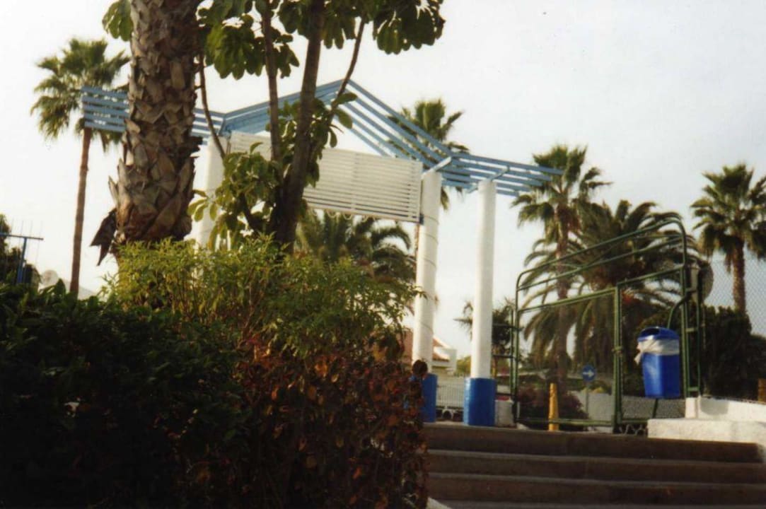 Ausgang Duna Flor zur Straße Hotel Bungalows Duna Flor