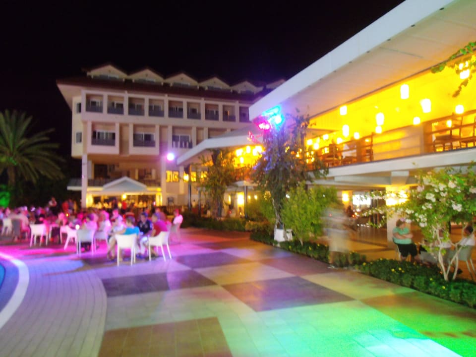 Poolbar bei Nacht Le Jardin Resort