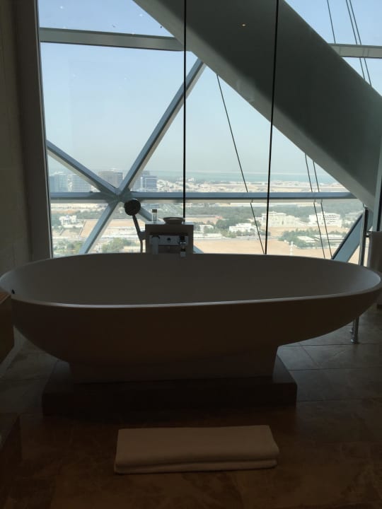 Bad, auch mit Aussicht Andaz Capital Gate Abu Dhabi - a concept by Hyatt