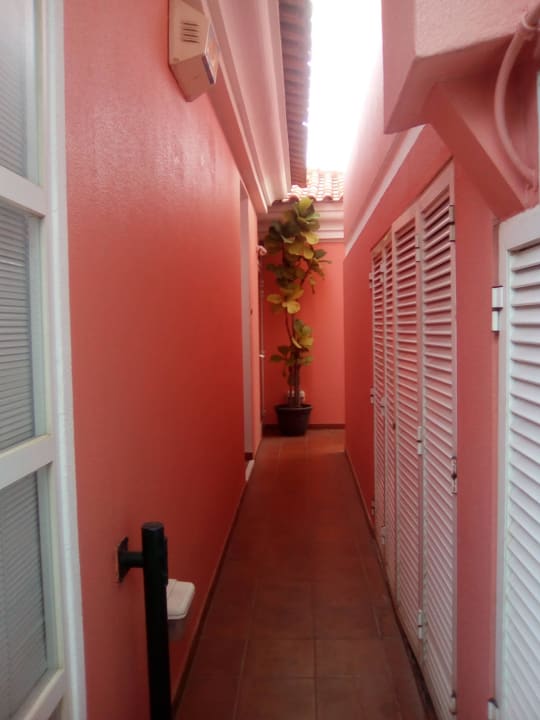 Gang zu den Zimmern Hotel Inn & Art Madeira