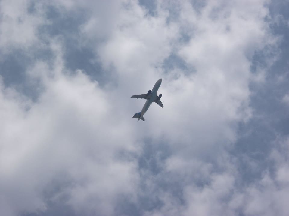 Самолеты заходят на посадку над нами. Lagas Aegean Village