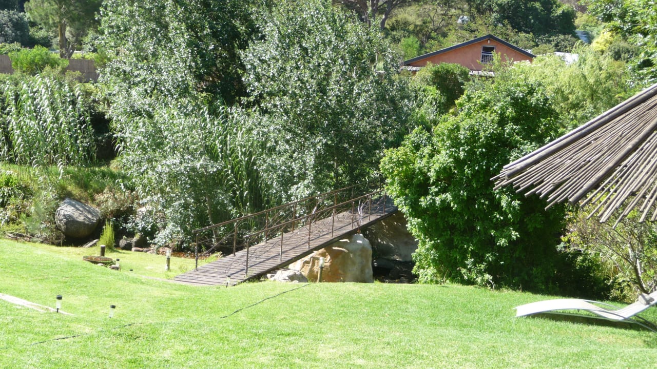 Hängebrücke zu den Cottages Thulani River Lodge Gästehaus
