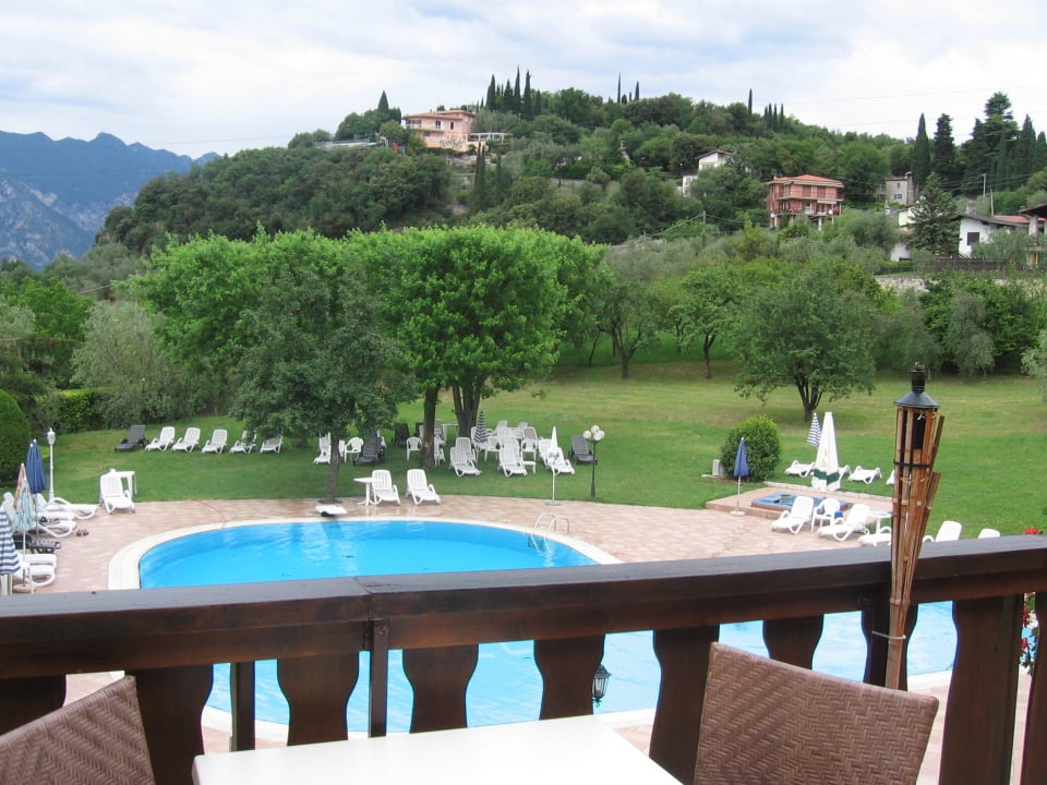 Aussicht auf den Pool von der Aussenterrasse Park Hotel Val Di Monte