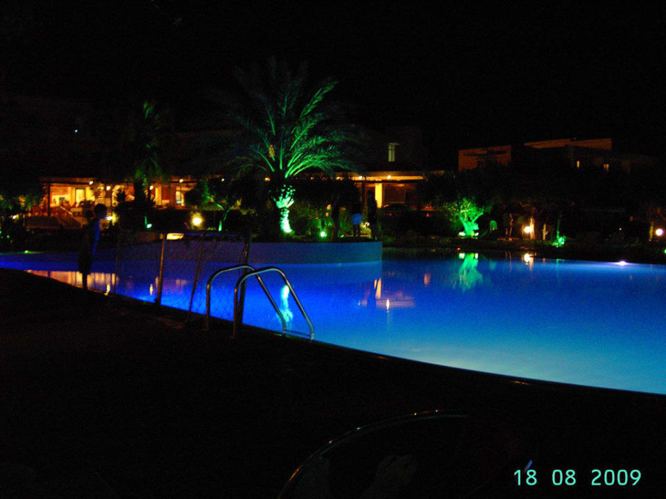 Hauptpool bai Nacht TUI KIDS CLUB Alex Beach