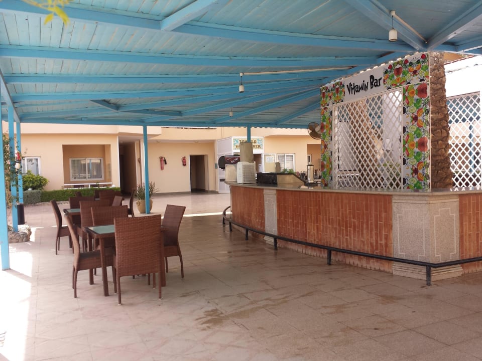 Eine von vielen Poolbars Golden Beach Resort