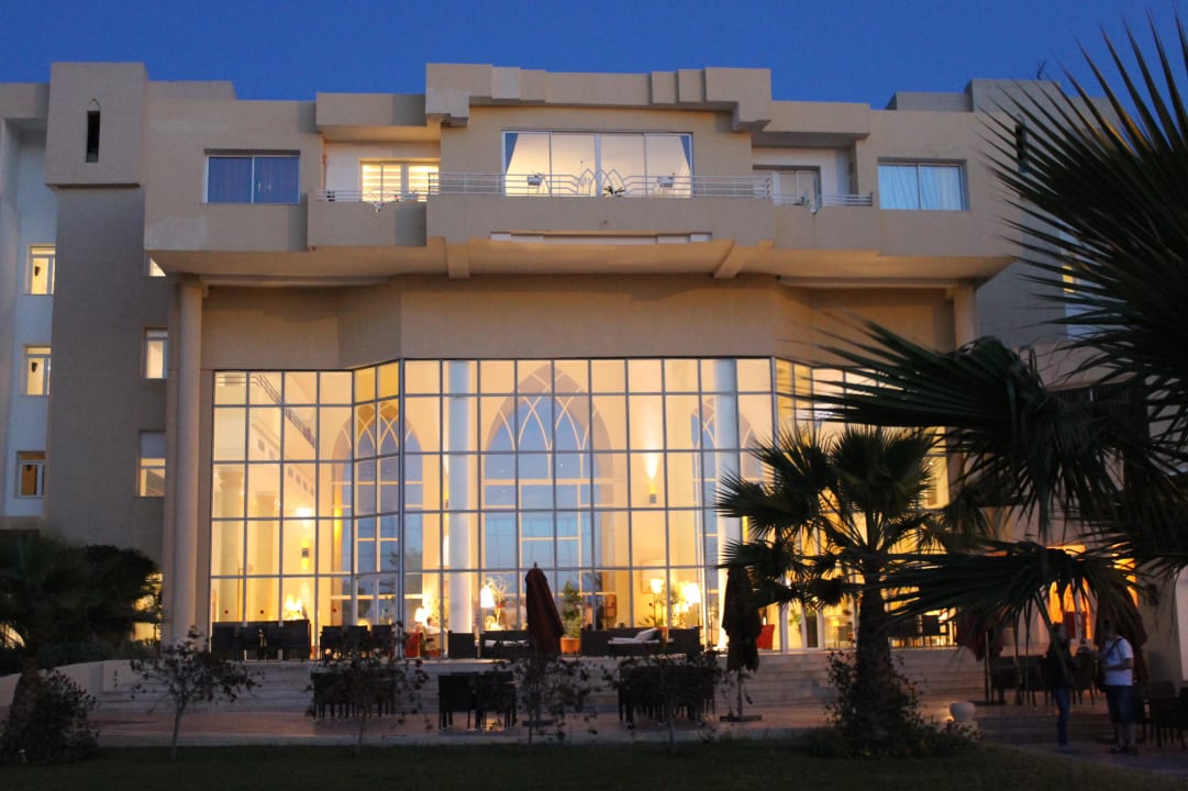 Lobby abends von der Poolseite aus Skanes Serail Aquapark