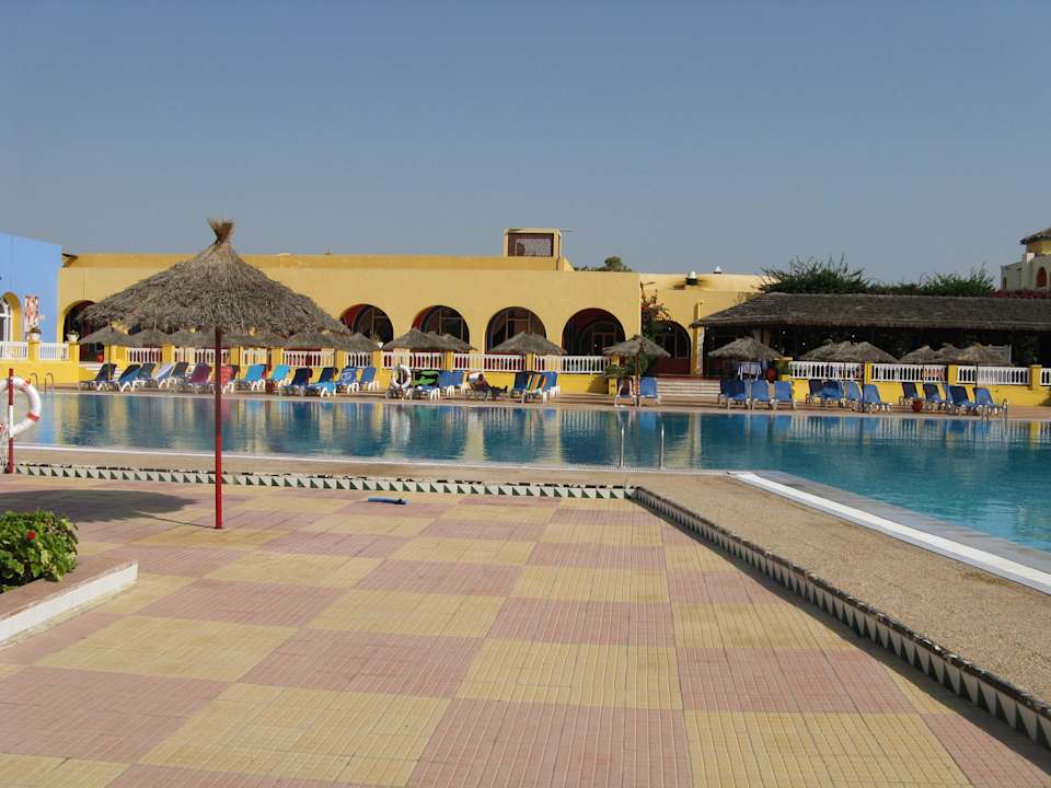 Pool mit Blick zu den Spezialitätenrestaurants Hawai Beach Club