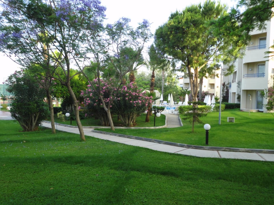 Garten mit Blick auf den Ruhepool Labranda Alantur Resort