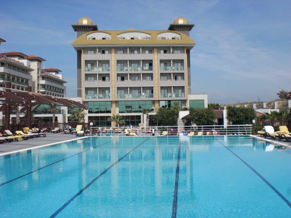 Das Hotel von der Poolseite/Meerseite aus Aydinbey Kings Palace & Spa