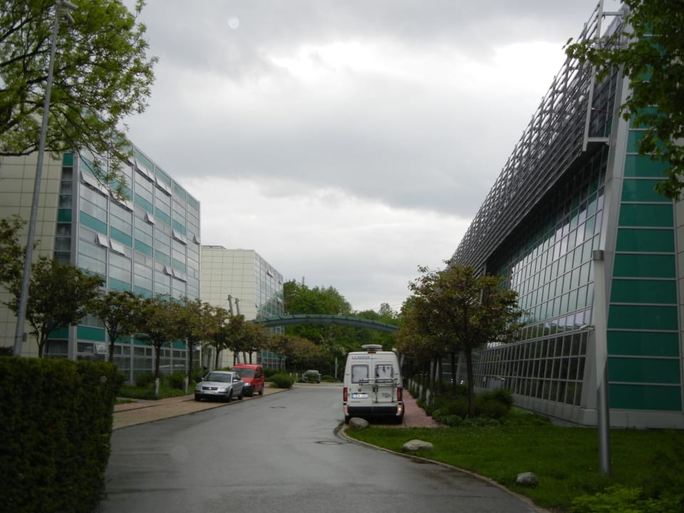 Blick zum Gästehaus (links) Gästehaus am RPTC