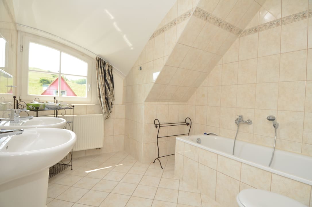 Das Bad mit Badewanne im OG der WG 1 Reethaus Zickersche Berge