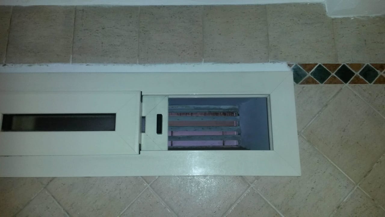 Schimmeliges Badfenster  Hotel Nuovo Quattro Fontane