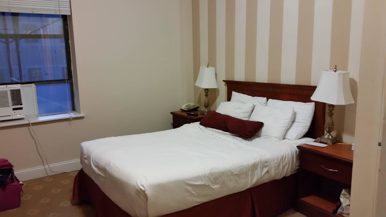 Unser Zimmer zur Straßenseite  St. James Hotel