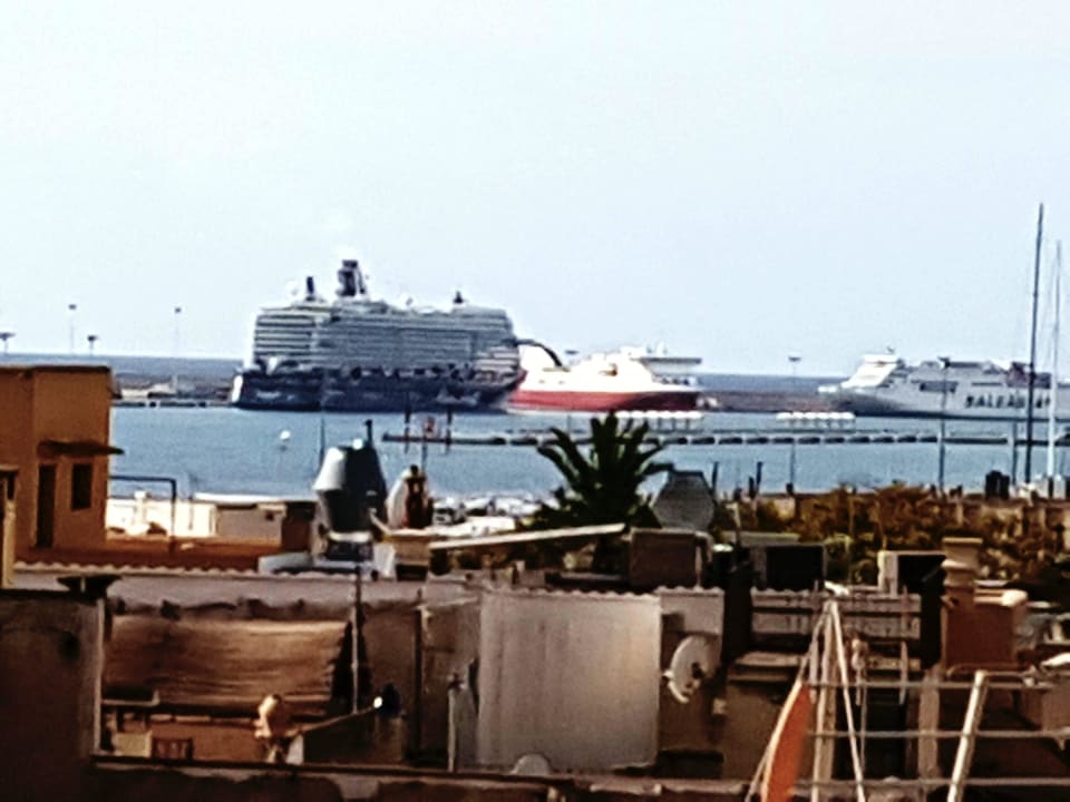 Sicht auf den Hafen  Hotel Tres