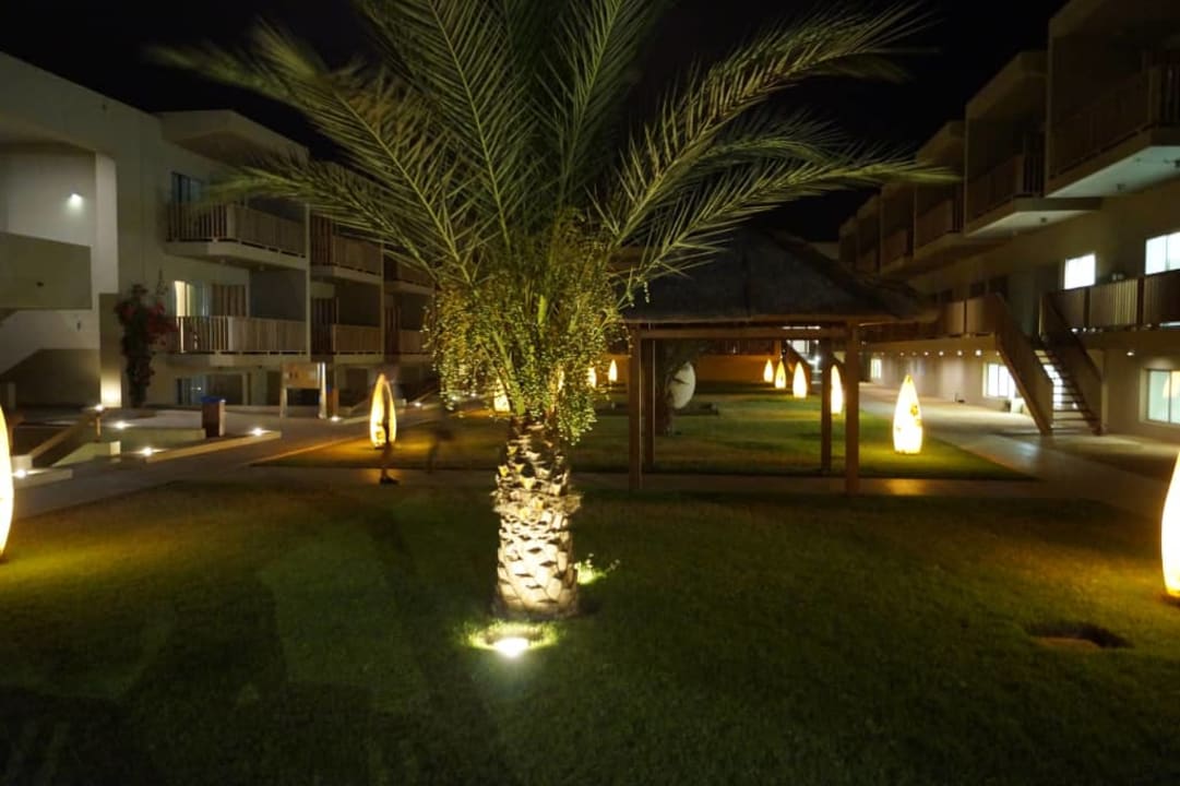 Hotel w nocy Oasis Salinas Sea