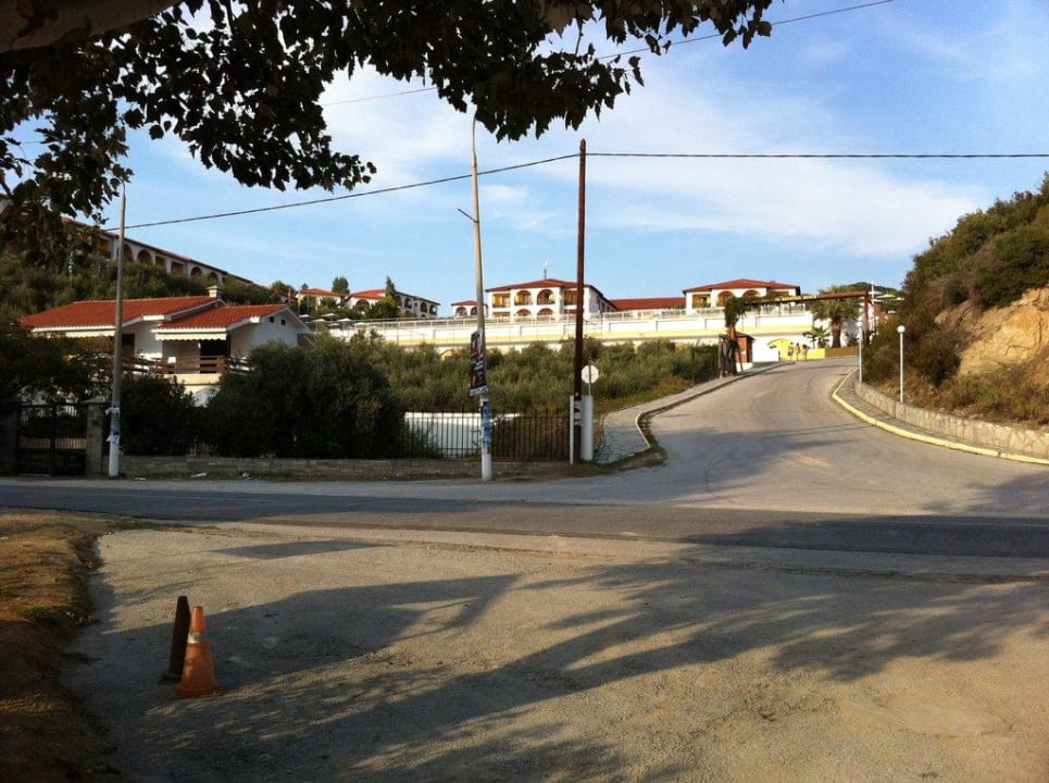 Blick vom Strand auf das Hotel Akrathos Beach Hotel