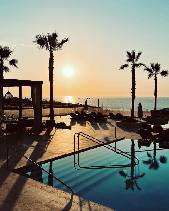 Pool The Royal Senses Resort, Curio Collection by Hilton